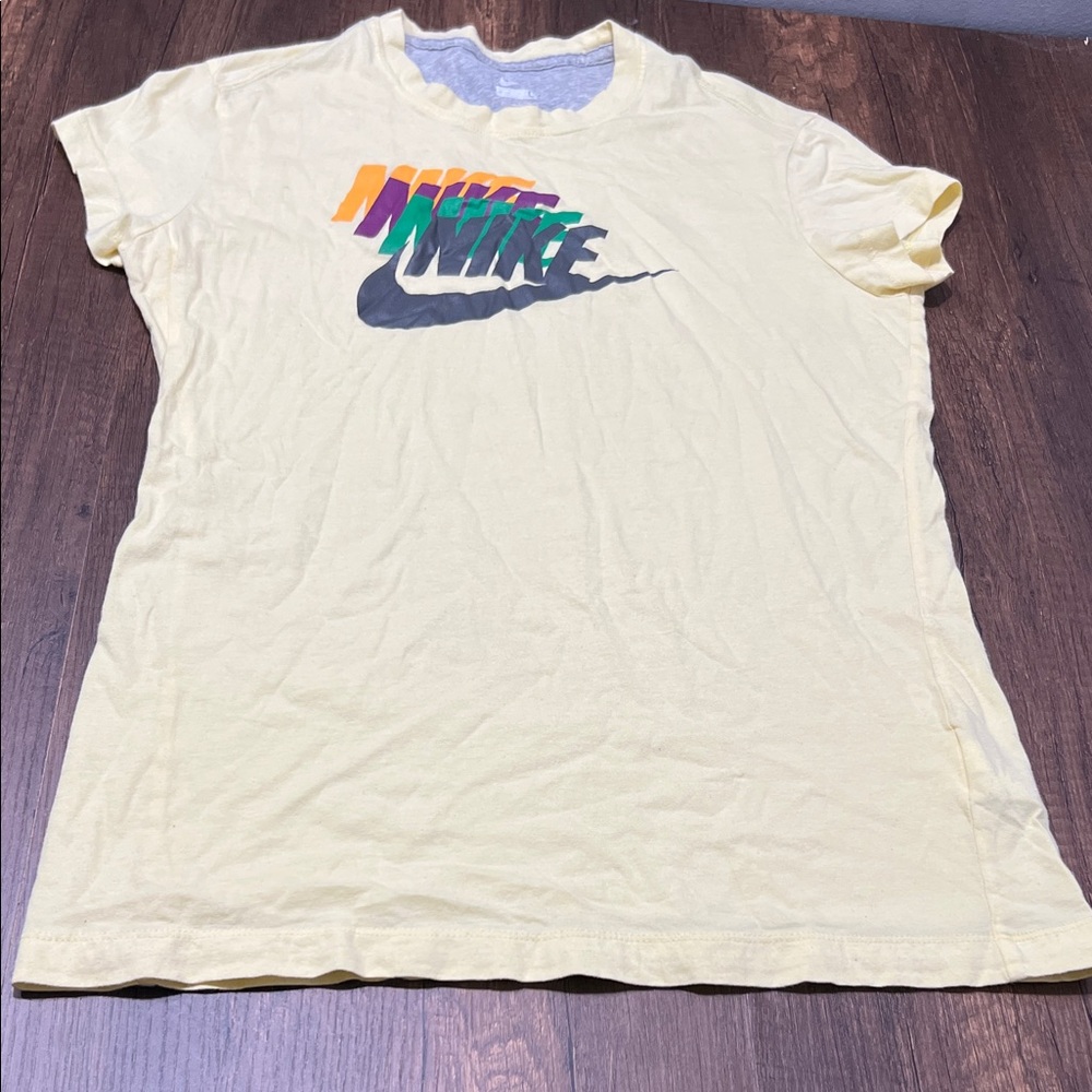Nike Yellow Tee with‎ Multicolor Logo.  CAJA. # 1. D